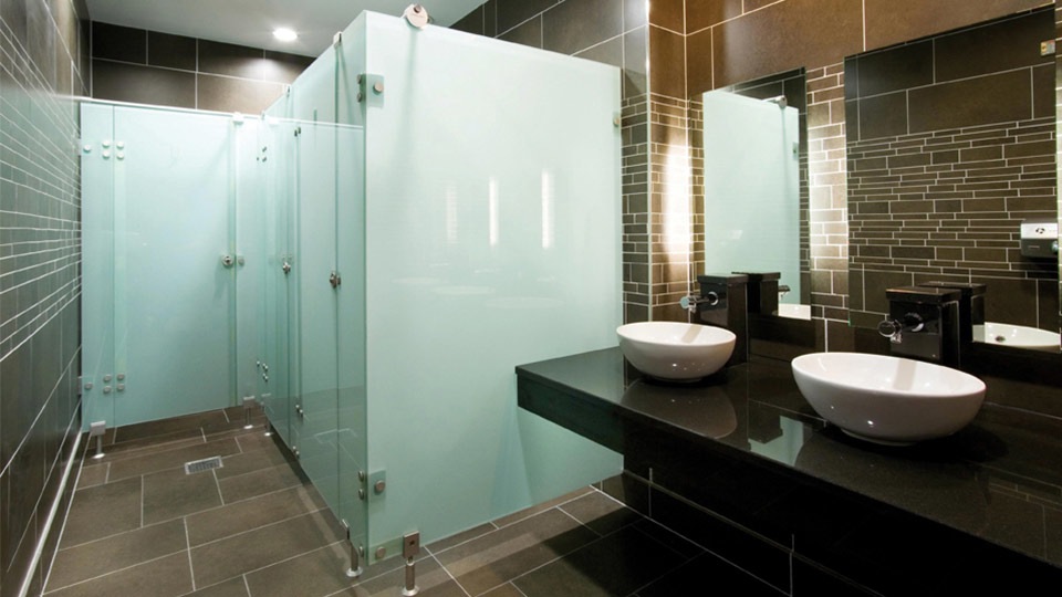 Сантехнические стеклянные перегородки туалетные кабины из стекла Архидекс