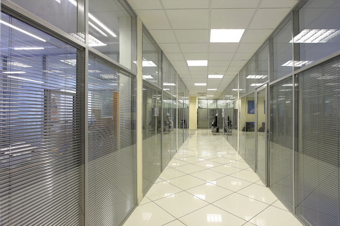 современный офисный коридор 